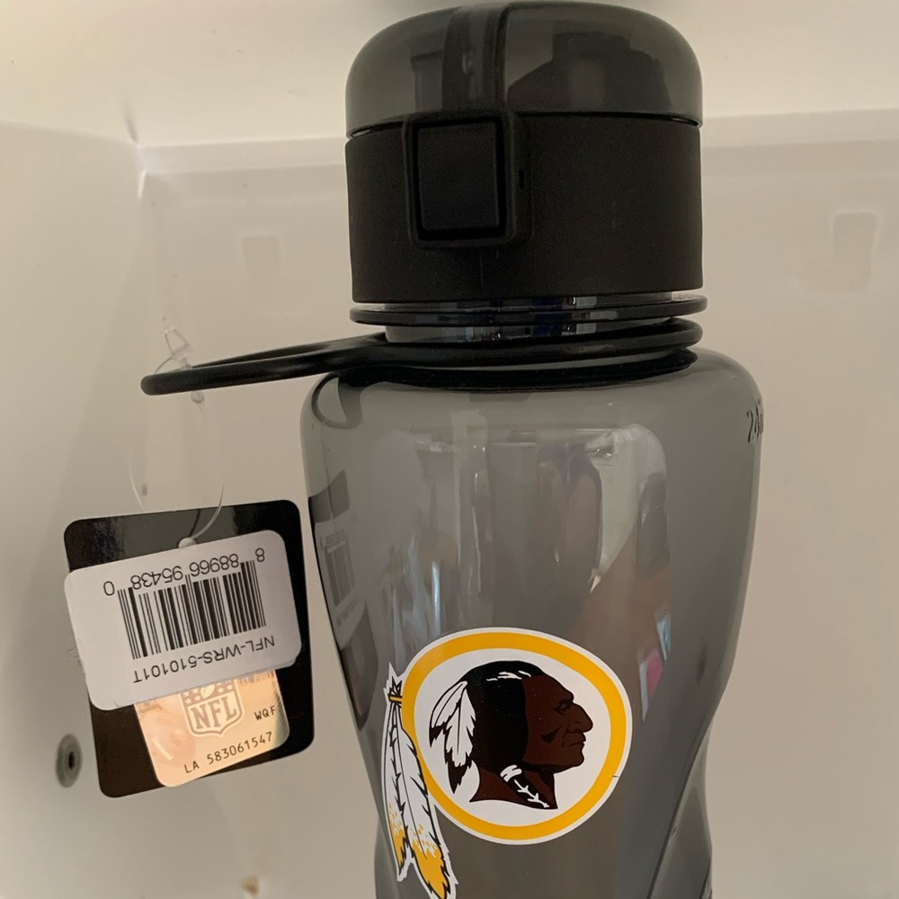 Redskins Collectibles:24 oz BPA free drink bottle